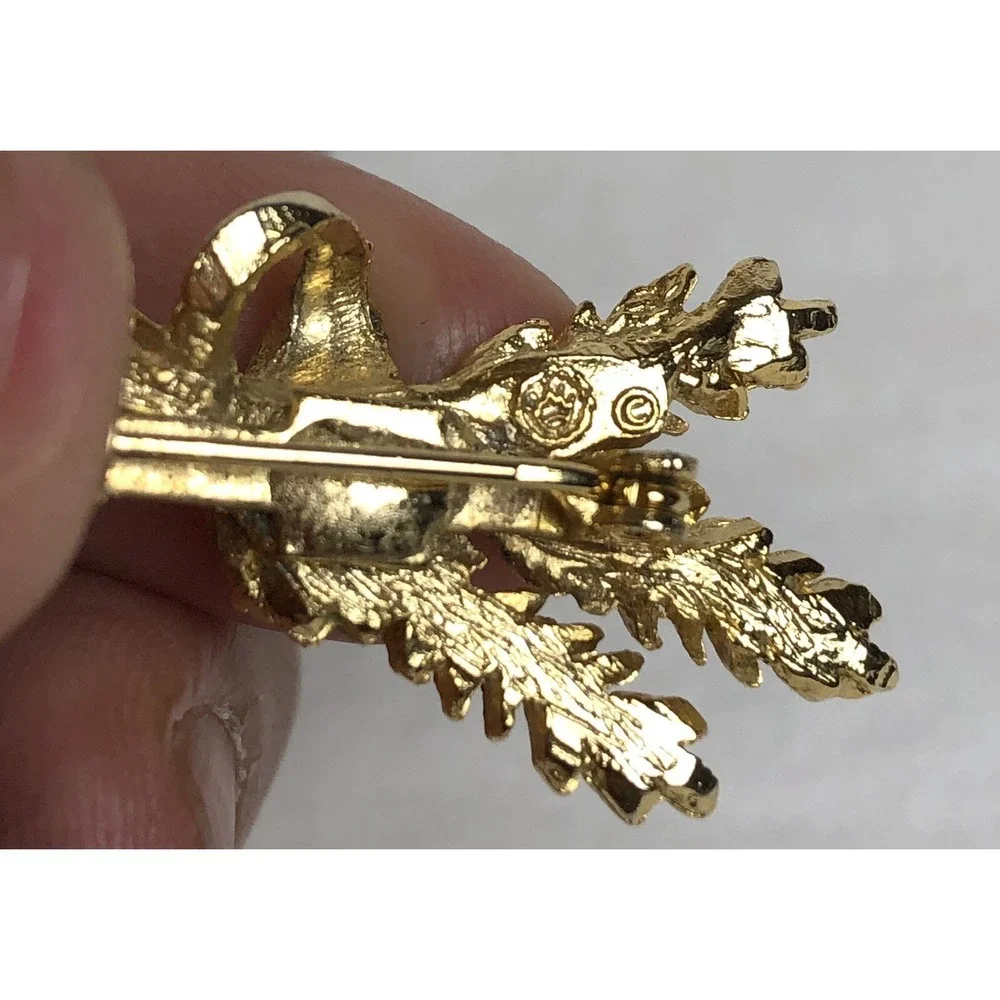 Vtg Crown Trifari Wheat Leaves Brooch Pin 3 White Faux Pearl Accent 1.5
